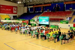 Các VĐV dự giải bơi cứu đuối thiếu nhi, học sinh toàn quốc năm nay. Ảnh: MẠNH CƯỜNG