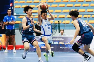 Cầu thủ TPHCM và Hà Nội đã thi đấu quyết liệt ở trận chung kết nội dung nam. Ảnh: VBF