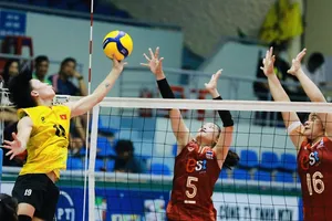 Đặng Thị Hồng đã chơi nỗ lực nhưng hàng chắn của U20 Thái Lan hóa giải được nhiều pha đập của chúng ta. Ảnh: DŨNG PHƯƠNG