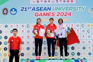 Tuyển thủ Đoàn Thu Hằng giành HCV nội dung 5.000m cho điền kinh Việt Nam tại Đại hội. Ảnh: AUG2024