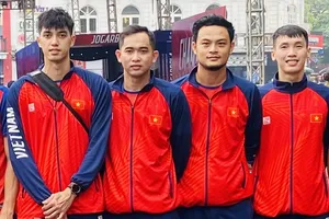 HLV Nguyễn Trung Nam (thứ 2 từ phải qua) được tập trung vào đội nam U20 Việt Nam. Ảnh: MINH MINH 