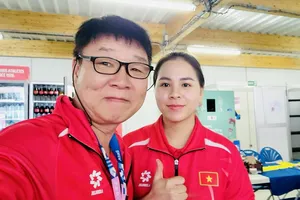 Thu Vinh và chuyên gia Park Chung-gun rất tập trung cho nội dung quyết định 25m súng ngắn thể thao nữ. Ảnh: PARKCHUNGGUN