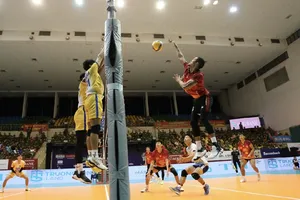 Đội nam Công an TPHCM (đỏ) lọt vào chung kết ở giải lần này. Ảnh: CATPHCM