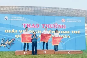 Ban tổ chức trao giải cho các đơn vị dẫn đầu. Ảnh: DIENKINHVN
