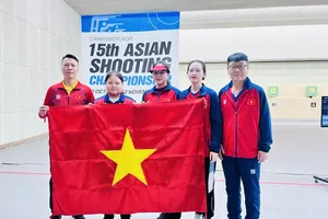 Chuyên gia Park Chung-gun (phải) đang là HLV trưởng đội tuyển bắn súng Việt Nam. Ảnh: BSVN