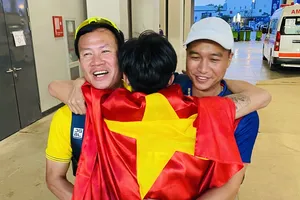 HLV Trần Văn Sỹ (trái) luôn động viên, cổ vũ các học trò trong các giải đấu để đạt kết quả cao nhất. Ảnh: MINH MINH