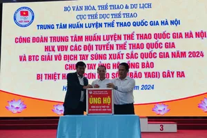 Lãnh đạo ngành thể thao tham gia chương trình quyên góp ủng hộ được tổ chức tại Trung tâm HLTTQG Hà Nội. Ảnh: MINH MINH