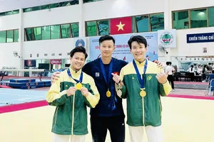 Khánh Phong và Xuân Thiện cùng HLV Trương Minh Sang tại giải TDDC vô địch quốc gia 2024. Ảnh: MINH SANG