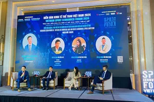 Các diễn giả trao đổi ý kiến của mình tại Diễn đàn kinh tế thể thao Việt Nam 2024. Ảnh: MINH MINH
