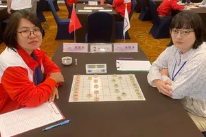 Kỳ thủ Nguyễn Hoàng Yến (đỏ) sẽ đại diện cho cờ tướng Việt Nam thi đấu giải vô địch châu Á 2024. Ảnh: HOÀNG ĐÌNH