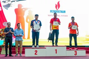 Ban tổ chức trao thưởng cho các xạ thủ ở giải năm nay. Ảnh: BANSUNGVN