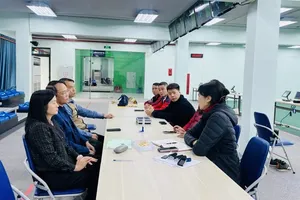 Chuyên gia bắn súng Mông Cổ làm việc cùng ban huấn luyện để sẵn sàng vào huấn luyện các VĐV tại Trung tâm HLTTQG Hà Nội. Ảnh: MINH MINH