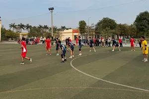 VĐV bóng ném các trường Đại học đã thi đấu sôi nổi tại nội dung nam, nữ. Ảnh: MINH MINH