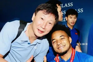 Cầu thủ Nguyễn Xuân Son và HLV Kim Sang Sik lên đường về Việt Nam trong ngày 6-1. Ảnh: VFF