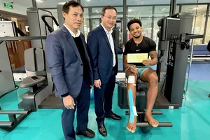 Lãnh đạo Cục TDTT đã gặp mặt động viên và chúc Tết cầu thủ Nguyễn Xuân Son. Ảnh: MINH MINH