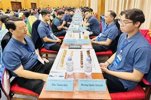 Đại kiện tướng Đào Thiên Hải (trái) đang thi đấu cờ Maruk tại giải cờ vua vô địch quốc gia 2025. Ảnh: MINH MINH