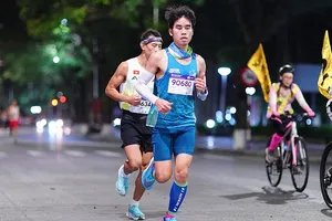 Bác sỹ Trịnh Đình An được trao suất dự giải marathon châu Á 2025 của Liên đoàn điền kinh Việt Nam. Ảnh: VM