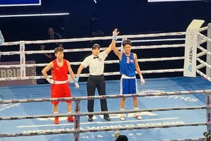 Võ Thị Kim Ánh (xanh) đã chiến thắng trận khởi đầu của mình tại giải vô địch thế giới 2025. Ảnh: ĐÀM CÔNG