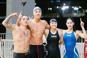 Đội tiếp sức 4x100m hỗn hợp nam-nữ của bơi TPHCM có kết quả HCV trong ngày thi đấu đầu tiên tại TT-Huế. Ảnh: HCMSWIMMING