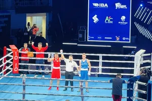 Hà Thị Linh (đỏ) đã thắng thuyết phục tại tứ kết để vào bán kết giải thế giới 2025 đang tổ chức ở Serbia. Ảnh: ĐÀM CÔNG