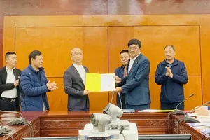 Lãnh đạo Cục TDTT Việt Nam thực hiện công tác bổ nhiệm cán bộ quản lý Phòng thể thao thành tích cao. Ảnh: MINH MINH