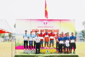 Ban tổ chức trao giải cho VĐV đạt kết quả cao nhất trong nội dung thi đấu. Ảnh: ĐOÀN TUẤN