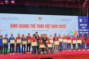 Các VĐV đã được khen thưởng trong chương trình "Vinh quang thể thao Việt Nam 2025". Ảnh: MINH MINH
