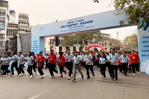 Đông đảo mọi người đã tham gia Ngày chạy Olympic 2025 tại Hồ Hoàn Kiếm (Hà Nội). Ảnh: MINH MINH