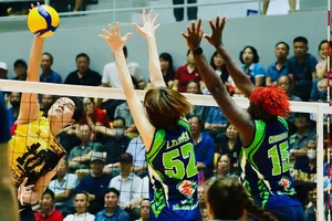 Hàng chắn của Hóa chất Đức Giang lào cai (xanh) đã không đạt được hiệu suất phòng thủ tốt ở trận đấu này. Ảnh: DŨNG PHƯƠNG