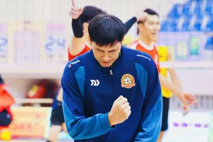 HLV Dương Tấn Vinh và đội bóng của mình tạm vươn lên giữ vị trí số 1 ở nội dung nam. Ảnh: CATPHCM