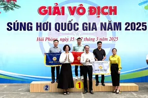 Ban tổ chức trao thưởng cho các đơn vị dẫn đầu toàn đoàn. Ảnh: MINH MINH
