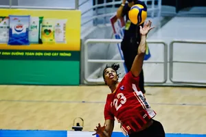 Ngoại binh Fuentes được đội Thể Công Tân Cảng tích cực chữa trị vùng vai bị đau lúc này. Ảnh: DŨNG PHƯƠNG