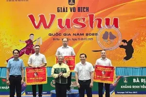 Các đoàn đứng đầu tại giải năm nay nhận kỷ niệm của ban tổ chức. Ảnh: VŨ VĂN