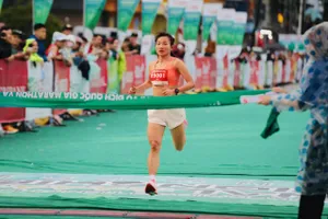 Nguyễn Thị Oanh đã về đích đầu tiên tại cự ly 5km nữ hệ chuyên nghiệp tại giải đấu. Ảnh: NHƯ Ý