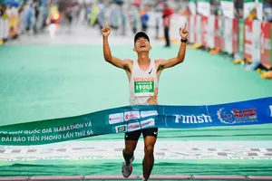 Hoàng Nguyên Thanh đã bảo vệ vị trí số 1 nội dung marathon - 42km nam tại giải. Ảnh: NHƯ Ý