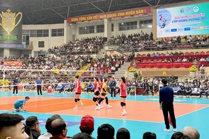 Khán giả ngồi cổ vũ đông đảo từ trên khán đài tới dưới sát sân đấy chính là nét đặc trưng của riêng Cúp Hùng Vương. Ảnh: MINH MINH