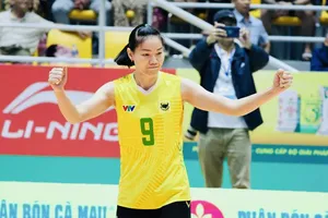 HLV kiêm cầu thủ Nguyễn Thị Ngọc Hoa đã rời Phú Thọ và đang có mặt tại Kon Tum dự giải bóng chuyền hạng A toàn quốc 2025 cùng đội trẻ. Ảnh: DŨNG PHƯƠNG