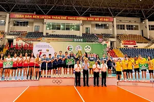 Các đội nhận giải sau khi Cúp Hùng Vương 2025 kết thúc. Ảnh: MINH MINH