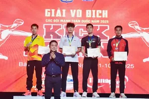 Các VĐV đạt kết quả cao đã được trao huy chương trong ngày cuối tại giải. Ảnh: VKF