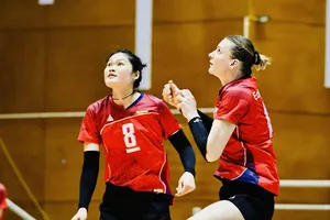 Chủ công Nguyễn Thị Uyên (8) sẽ được tập trung đội tuyển bóng chuyền nữ Việt Nam năm 2025. Ảnh: DŨNG PHƯƠNG