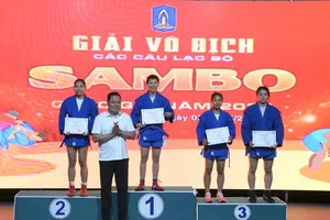 Các VĐV đạt kết quả xuất sắc đã được trao thưởng tại giải lần này. Ảnh: TRẦN VĂN