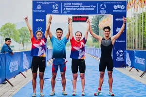 Các VĐV của đội tiếp sức hỗn hợp aquathlon Đà Nẵng đã giành HCV đầu tiên tại giải năm nay. Ảnh: TRIATHLONVN