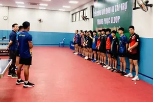 Các tay vợt của đội tuyển bóng bàn trẻ Việt Nam bắt đầu tập luyện. Ảnh: MINH MINH