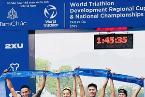 Đội tiếp sức triathlon hỗn hợp nam-nữ của TPHCM giành HCV tại giải vô địch quốc gia năm nay. Ảnh: T.VI