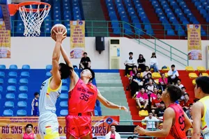 Đội nam TPHCM 1 (đỏ) đã có chiến thắng trước Phòng không Không quân. Ảnh: VBF