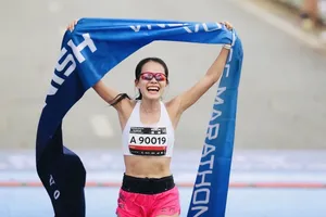 Phạm Thị Hồng Lệ đã chiến thắng tại cự ly marathon - 42km sau khi vượt qua Hoàng Thị Ngọc Hoa. Ảnh: VMT