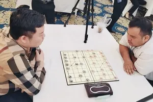 Nguyễn Minh Nhật Quang (phải) lỡ cơ hội có HCV nội dung cờ nhanh ở giải năm nay. Ảnh: COTUONGVN