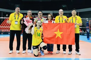 Đại sứ Lại Thái Bình đã gặp mặt các thành viên của đội VTV Bình Điền Long An tại Philippines. Ảnh: VTVBDLA