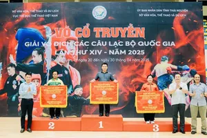Các đơn vị có thứ hạng dẫn đầu tại nội dung biểu diễn quyền thuật được trao cờ lưu niệm. Ảnh: VOCOTRUYENVN