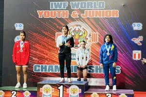 Y Liên (áo đỏ) có HCB tại giải thiếu niên, thế giới 2025 ở Peru. Ảnh: MINH MINH